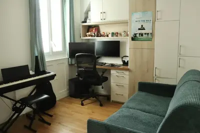 Télévision ou salle de divertissement dans l'établissement Stylish and Cozy Renovated Apartment Paris 10