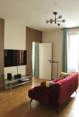 Télévision ou salle de divertissement dans l'établissement Stylish and Cozy Renovated Apartment Paris 10