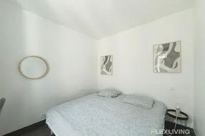 Un ou plusieurs lits dans un hébergement de l'établissement Elegant 2-Bedroom Apartment in the Heart of Paris’ 8th Arrondissement