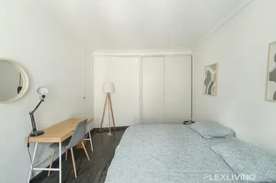 Un ou plusieurs lits dans un hébergement de l'établissement Elegant 2-Bedroom Apartment in the Heart of Paris’ 8th Arrondissement