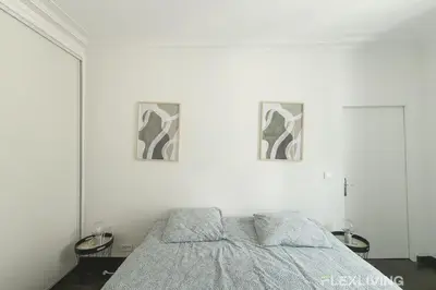 Un ou plusieurs lits dans un hébergement de l'établissement Elegant 2-Bedroom Apartment in the Heart of Paris’ 8th Arrondissement