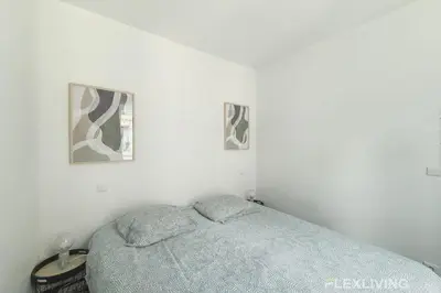Un ou plusieurs lits dans un hébergement de l'établissement Superb 1 Elegant Room in the Heart of Paris’ 8th District