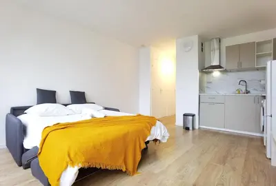 Un ou plusieurs lits dans un hébergement de l'établissement Bright Studio Near Paris Expo & Metro Elevator N92-113