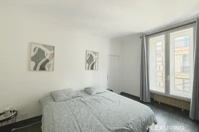 Un ou plusieurs lits dans un hébergement de l'établissement Superb 2 Elegant Room in the Heart of Paris’ 8th District