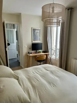 Un ou plusieurs lits dans un hébergement de l'établissement Cosy Parisian flat in the 9th