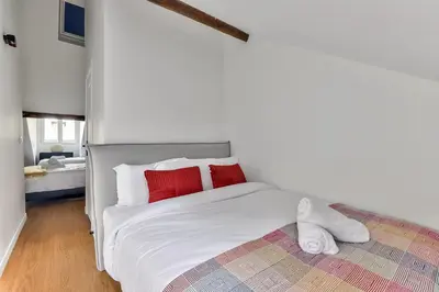 Un ou plusieurs lits dans un hébergement de l'établissement Urban Flat 117 - Parisian Apartment in the Center