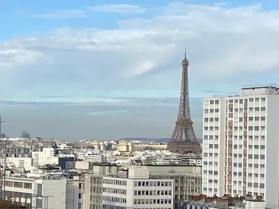 Vue générale sur Paris ou vue de la ville depuis l'appartement