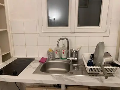 Cuisine ou kitchenette dans l'établissement Beautiful chic studio with ultra-fast wifi