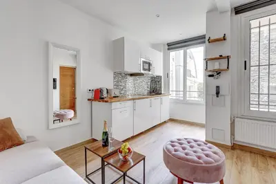 Cuisine ou kitchenette dans l'établissement Suite Byron au cœur des Champs-Élysées