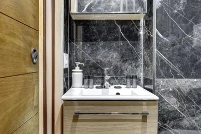 Salle de bains dans l'établissement Suite Byron au cœur des Champs-Élysées
