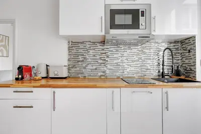 Cuisine ou kitchenette dans l'établissement Suite Byron au cœur des Champs-Élysées