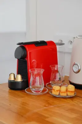 Plateau bouilloire dans l'établissement Suite Byron au cœur des Champs-Élysées