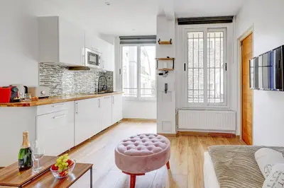 Cuisine ou kitchenette dans l'établissement Suite Byron au cœur des Champs-Élysées
