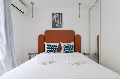 Coin salon dans l'établissement Apartment with AC - 2BDR-6PAX - Champs Élysées