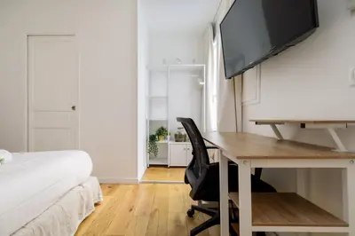 Télévision ou salle de divertissement dans l'établissement Apartment with AC - 2BDR-6PAX - Champs Élysées