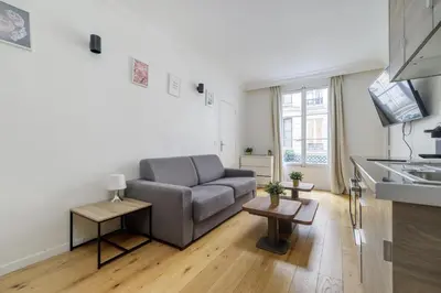 Coin salon dans l'établissement Apartment with AC - 2BDR-6PAX - Champs Élysées