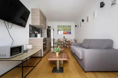 Télévision ou salle de divertissement dans l'établissement Apartment with AC - 2BDR-6PAX - Champs Élysées