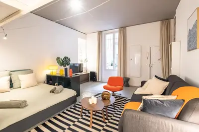 Coin salon dans l'établissement Saint-Honore - Art Deco Flat - Sleeps 5P