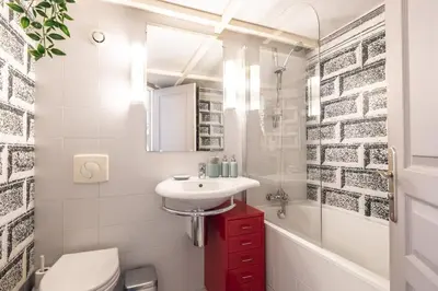 Salle de bains dans l'établissement Saint-Honore - Art Deco Flat - Sleeps 5P