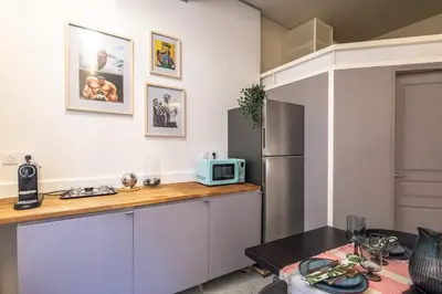 Cuisine ou kitchenette dans l'établissement Saint-Honore - Art Deco Flat - Sleeps 5P