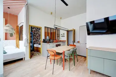 Télévision ou salle de divertissement dans l'établissement Cozy flat with jacuzzi - 2bdr