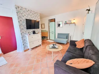 Télévision ou salle de divertissement dans l'établissement EXIGEHOME-Large studio with terrace 15 min Paris-La Défense