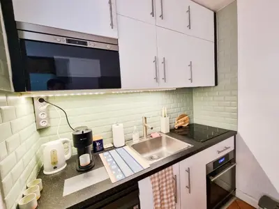 Cuisine ou kitchenette dans l'établissement EXIGEHOME-Large studio with terrace 15 min Paris-La Défense