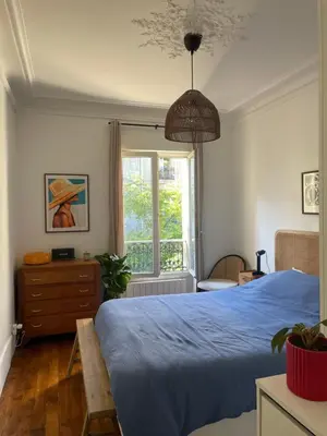 Un ou plusieurs lits dans un hébergement de l'établissement Cozy 2-room Haussmann Apartment - Buttes Chaumont
