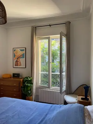 Un ou plusieurs lits dans un hébergement de l'établissement Cozy 2-room Haussmann Apartment - Buttes Chaumont