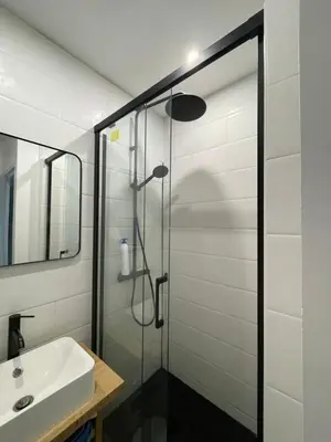 Salle de bains dans l'établissement Cozy 2-room Haussmann Apartment - Buttes Chaumont