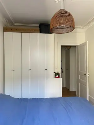 Un ou plusieurs lits dans un hébergement de l'établissement Cozy 2-room Haussmann Apartment - Buttes Chaumont