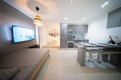 Télévision ou salle de divertissement dans l'établissement Charming Aparment in Paris 5th - 4 Beds for 6 Guests