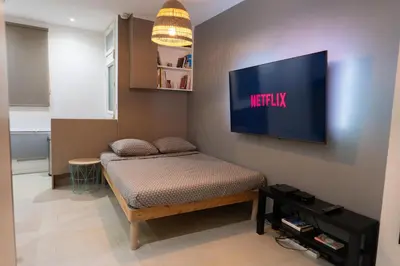 Télévision ou salle de divertissement dans l'établissement Charming Aparment in Paris 5th - 4 Beds for 6 Guests