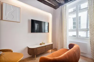 Télévision ou salle de divertissement dans l'établissement SUPER CENTRAL - Montorgueil - Designer Studio