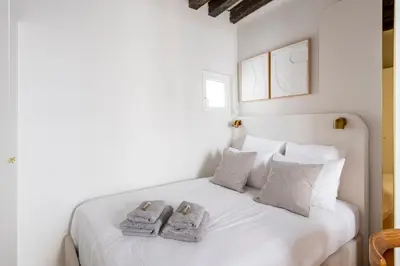 Un ou plusieurs lits dans un hébergement de l'établissement SUPER CENTRAL - Montorgueil - Designer Studio