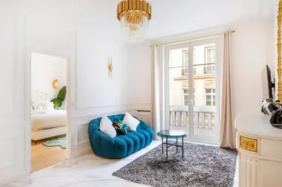 Coin salon dans l'établissement Suite Bauchart - Havre de paix aux Champs-Élysées