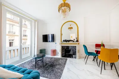 Télévision ou salle de divertissement dans l'établissement Suite Bauchart - Havre de paix aux Champs-Élysées