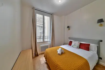 Un ou plusieurs lits dans un hébergement de l'établissement Urban Flat 98 - 4 Bedrooms Apartment center of Paris