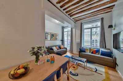 Coin salon dans l'établissement Urban Flat 98 - 4 Bedrooms Apartment center of Paris