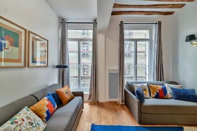Coin salon dans l'établissement Urban Flat 98 - 4 Bedrooms Apartment center of Paris