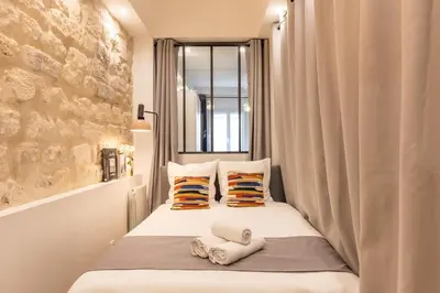 Un ou plusieurs lits dans un hébergement de l'établissement ParisConciergerie - Duplex for 12 with Cinema, 4BR