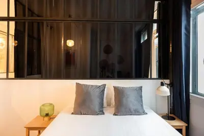 Un ou plusieurs lits dans un hébergement de l'établissement ParisConciergerie - Duplex for 12 with Cinema, 4BR