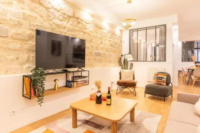 Télévision ou salle de divertissement dans l'établissement ParisConciergerie - Duplex for 12 with Cinema, 4BR
