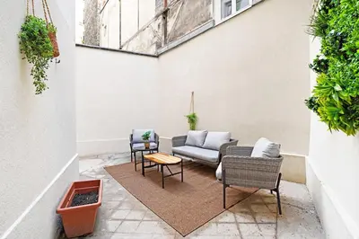 Coin salon dans l'établissement Charming studio - 2P - Batignolles