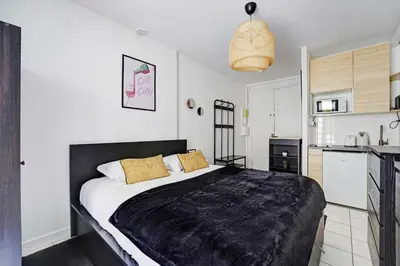 Cuisine ou kitchenette dans l'établissement Charming studio - 2P - Batignolles