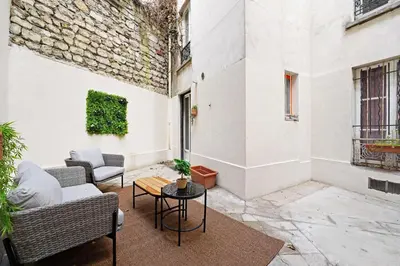 Coin salon dans l'établissement Charming studio - 2P - Batignolles