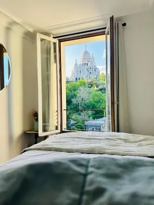 Un ou plusieurs lits dans un hébergement de l'établissement Unique View of Sacre Coeur!