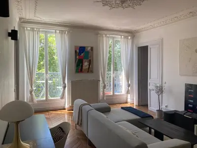 Coin salon dans l'établissement Very charming Haussmannian apartment with balcony