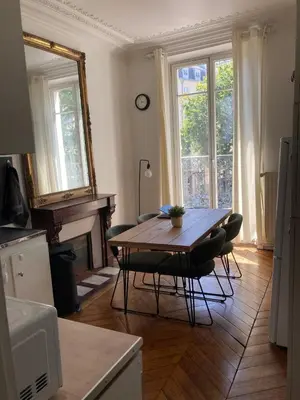 Cuisine ou kitchenette dans l'établissement Very charming Haussmannian apartment with balcony