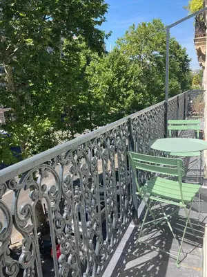 Balcon ou terrasse dans l'établissement Very charming Haussmannian apartment with balcony